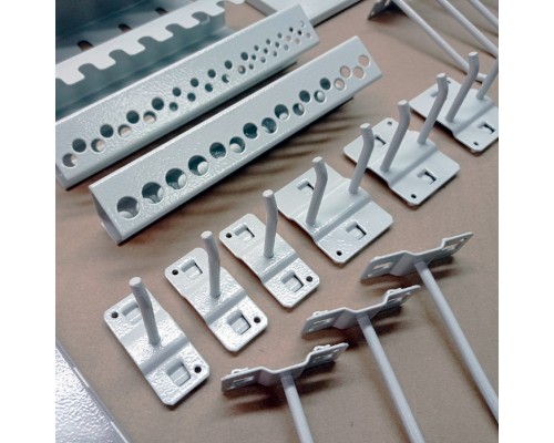 Панель перфорированная с аксессуарами для инструмента в мастерскую