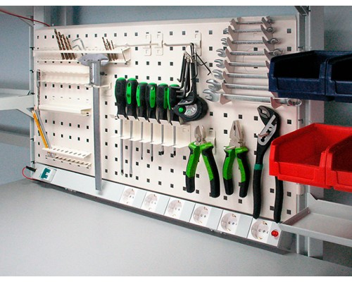 Панель перфорированная с аксессуарами для инструмента в мастерскую